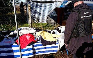 Podrobiona odzież i obuwie na targowisku w Zalewie. Właściciel stoiska zniknął na widok kontroli skarbowej