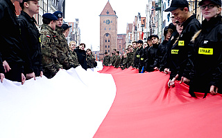 Młodzież, dzieci i harcerze nieśli 50-metrową flagę Polski podczas Marszu Niepodległości w Elblągu