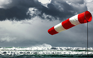 Silny wiatr może powodować cofkę. Meteorolodzy ostrzegają przed gwałtownymi porywami
