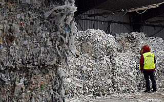 Ponad 200 ton nielegalnych śmieci koło Elbląga. Odpady pochodziły… z Wielkiej Brytanii