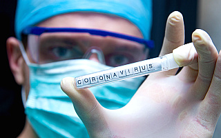 Kolejne osoby zakażone koronawirusem. W Polsce choruje 51 osób, jedna osoba zmarła