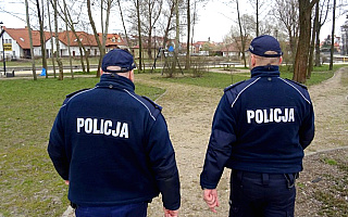 Nietypowa interwencja policjantów z Barczewa. Funkcjonariusze pomogli obcokrajowcom objętym kwarantanną