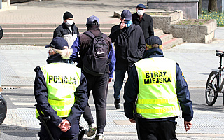 Noszenie maseczek i dystans społeczny pod kontrolą policji i straży miejskiej. „Ludzie reagują na nasze komunikaty”