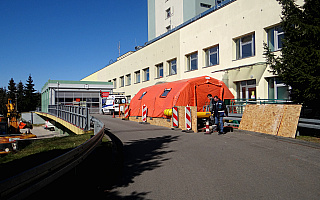 Coraz więcej medyków z elbląskiego Szpitala Wojewódzkiego jest zakażonych COVID-19. Przełożono część zabiegów