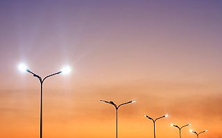 Frombork stawia na energooszczędność. W mieście trwa wymiana oświetlenia