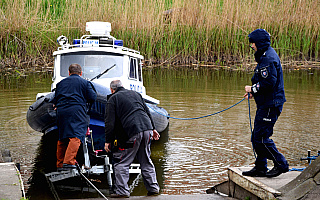 Policja woduje łodzie na jeziorach. Patrole będą na wszystkich akwenach. „Nie można rekreacyjnie pływać łódką ze znajomymi”