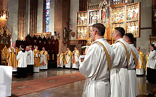 Pięciu diakonów olsztyńskiego Hosianum przyjęło święcenia kapłańskie. Zobacz transmisję wideo