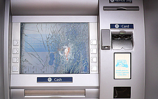 Całkowicie zniszczony bankomat w Olsztynku. Według policji nie skradziono gotówki