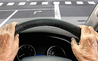 100-letni kierowca spowodował kolizję. Mieszkaniec Olsztyna jechał z 95-letnią pasażerką