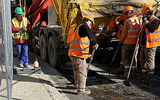 Gruntową nawierzchnię zastąpi asfalt. Rozpoczęła się przebudowa drogi w gminie Ełk