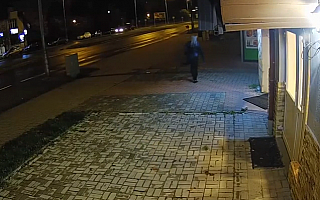 Olsztyńska policja opublikowała film z monitoringu ws. ataku nożownika. Służby proszą o kontakt
