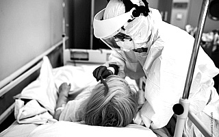 Codzienność lekarzy na oddziale covidowym w fotografii Małgorzaty Smieszek