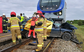 Tragedia na przejeździe kolejowym. Zginęły trzy osoby, nastolatek jest poważnie ranny