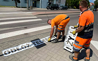 Akcja „Odłóż telefon i żyj!” w Elblągu i Kętrzynie. Służby oznaczają przejścia dla pieszych