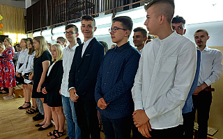 Uczniowie i nauczyciele z SP 4 w Mrągowie uroczyście pożegnali rok szkolny