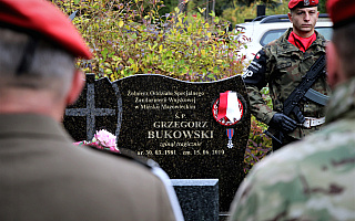 W tym miejscu spoczywa bohater. Groby żołnierzy udekorowane insygniami Orderu Krzyża Wojskowego