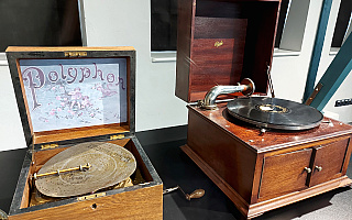 Radioodbiorniki, gramofony, patefony. Wyjątkowe eksponaty na wystawie „Radio retro”