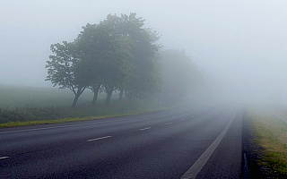 Kierowcy – uważajcie na mgły! Znacznie ograniczą widoczność
