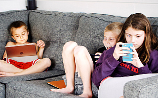 Dzieci znacznie dłużej korzystają z Internetu. Przyczyną pandemia