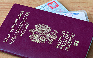 Setki osób ustawiają się w kolejkach po paszporty i dowody osobiste