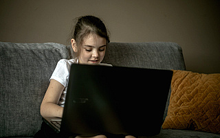 Dzieci z gminy Pasłęk odebrały laptopy