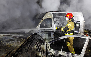 Nocny pożar w Pieniężnie. Spłonęły wraki samochodów
