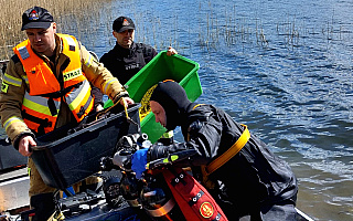 Akcja ratunkowa na Jeziorze Skarlińskim. Do wody wpadło 3 mężczyzn