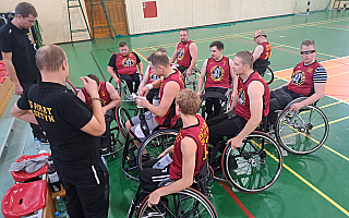 Zabawa i terapia. Koszykówka na wózkach zyskuje popularność w Olsztynie
