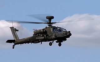 Apache nad Bemowem Piskim. W dzień i w nocy Brytyjczycy ćwiczyli loty na śmigłowcach bojowych