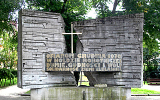 Sąd w Elblągu nie zajmie się sprawą kibiców, którzy w czasie pandemii zebrali się przed Pomnikiem Ofiar Grudnia 70′