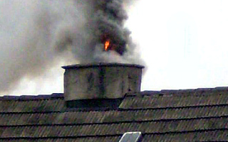 Płoną dachy od kominów