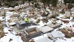 Zniszczone nagrobki na cmentarzu w Olsztynie