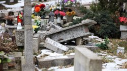 Zniszczone nagrobki na cmentarzu w Olsztynie