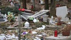 Zniszczone nagrobki na cmentarzu w Olsztynie