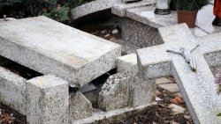 Zniszczone nagrobki na cmentarzu w Olsztynie