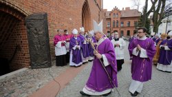 Uroczystości pogrzebowe arcybiskupa seniora Wojciecha Ziemby (27.04.2021)