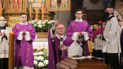 Uroczystości pogrzebowe arcybiskupa seniora Wojciecha Ziemby (27.04.2021)