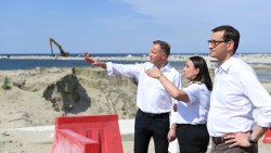 Prezydent A. Duda i premier M. Morawiecki na Mierzei Wiślanej