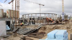 Ukraińskie flagi na budowie hali Urania