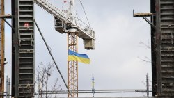 Ukraińskie flagi na budowie hali Urania