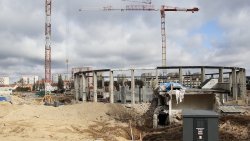 Ukraińskie flagi na budowie hali Urania