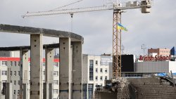 Ukraińskie flagi na budowie hali Urania