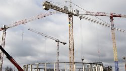 Ukraińskie flagi na budowie hali Urania