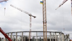 Ukraińskie flagi na budowie hali Urania