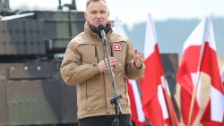 Prezydent i minister obrony narodowej na poligonie w Orzyszu