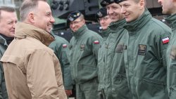 Prezydent i minister obrony narodowej na poligonie w Orzyszu