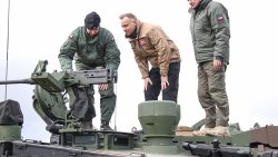 Prezydent i minister obrony narodowej na poligonie w Orzyszu