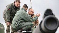 Prezydent i minister obrony narodowej na poligonie w Orzyszu