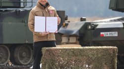 Prezydent i minister obrony narodowej na poligonie w Orzyszu