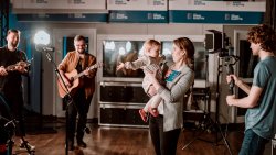 W studiu Radia Olsztyn artyści nagrali teledysk dla chorej Kingi